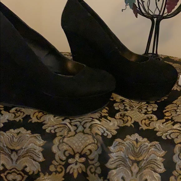 Shoes - Picture 2 of 2